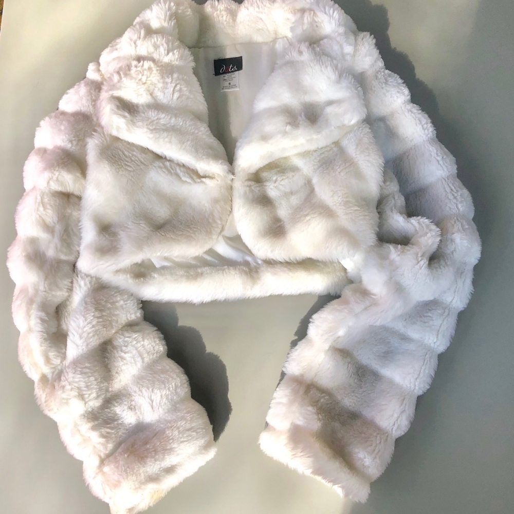 Women’s White Faux Fur Shrug Small